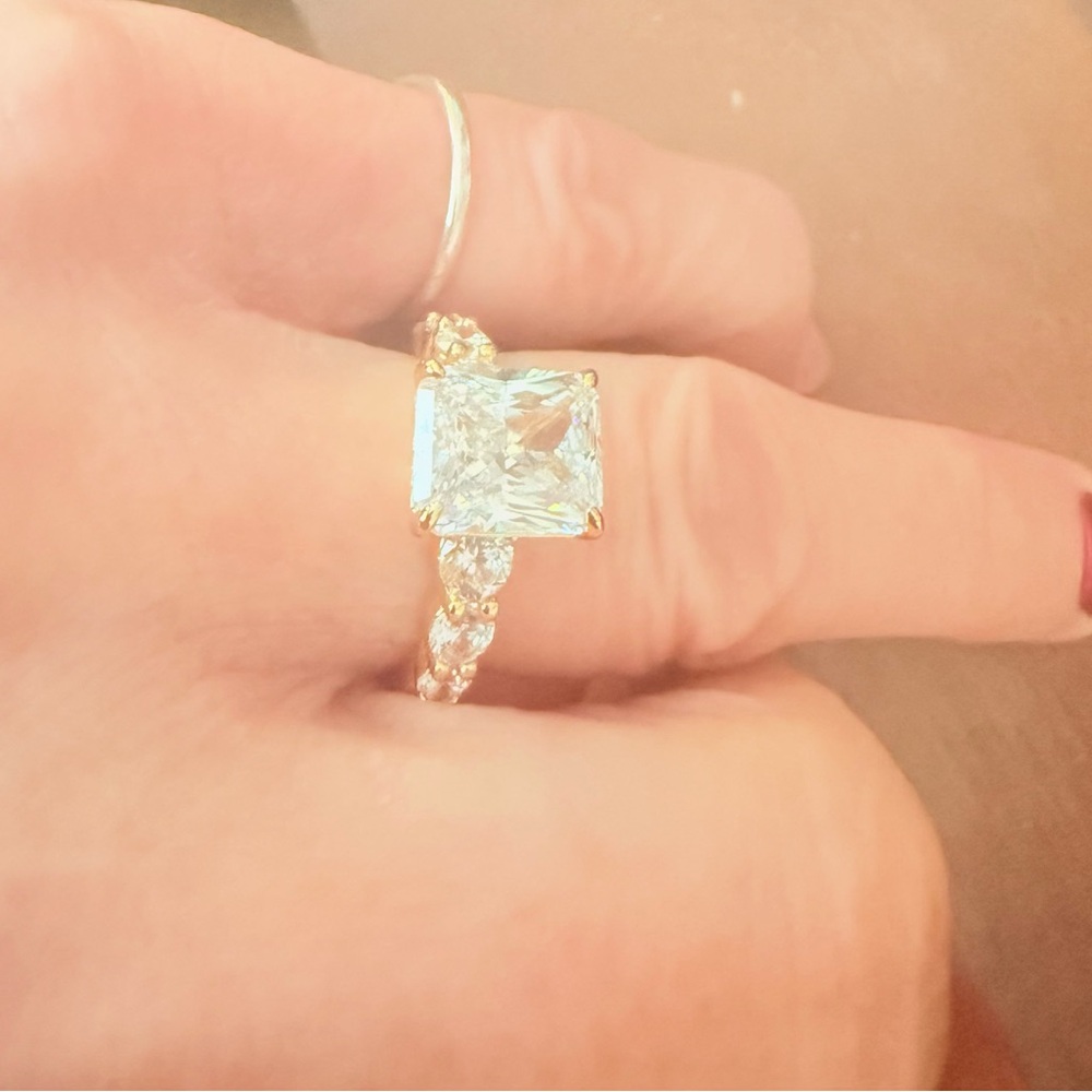 Beautiful Moissanite silver ring with gold plating size 6 - Picture 4 of 6